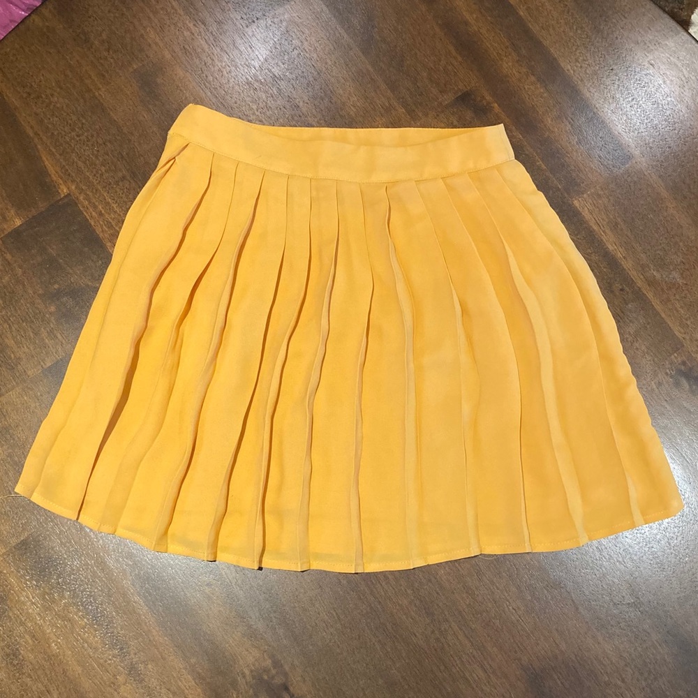 Yellow pleated skirt